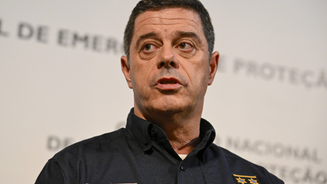 Comandante nacional da Proteção Civil fora do país durante tempestades