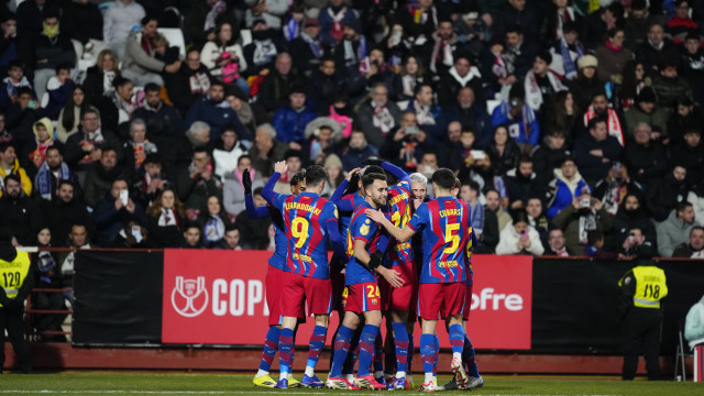 'Conto de fadas' acaba. Barcelona sobrevive a susto e ultrapassa Albacete