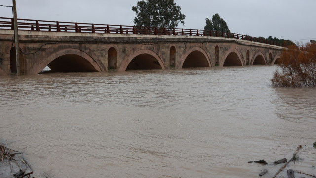Mais de 3 mil pessoas retiradas de casa por precaução no sul de Espanha