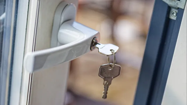 Jovem cai de janela do 8.º andar enquanto dançava no sofá (e sobrevive)