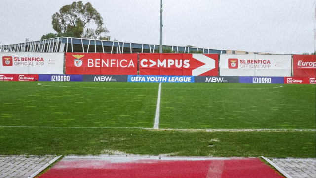Chuva de golos guia Benfica aos 'oitavos'. Sporting vence nos descontos