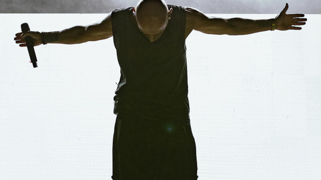 Cantor dos Excesso afetado pela depressão Kristin. 