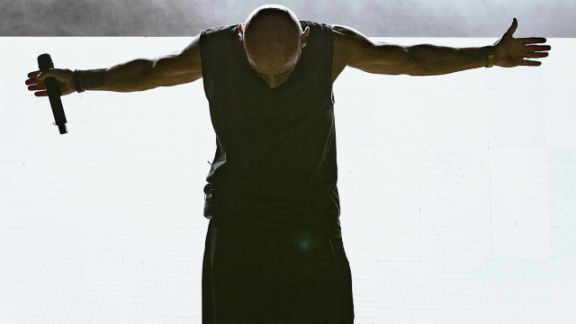 Cantor dos Excesso afetado pela depressão Kristin.