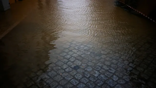 
                    Chuva coloca todos os distritos do continente a amarelo. Eis as previsões
                