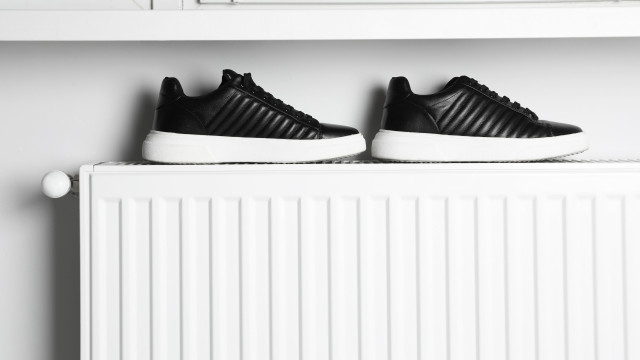 Porque é que não deve secar os sapatos molhados no aquecedor