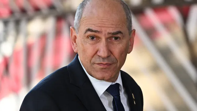 
                    Parlamento da Eslovénia aprova governo de Janez Jansa
                