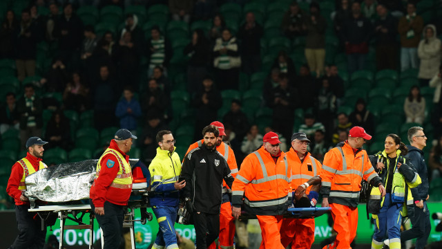 As imagens da lesão arrepiante de Baroan. Jogadores do Sporting em choque