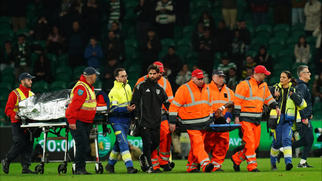 As imagens da lesão arrepiante de Baroan. Jogadores do Sporting em choque