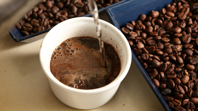 Quem tem pressão alta pode beber café? Sim, mas siga estas dicas