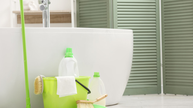 Limpeza da casa de banho é mais difícil no inverno. Veja com fazê-lo