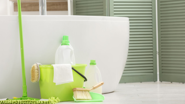 Limpeza da casa de banho é mais difícil no inverno. Veja com fazê-lo