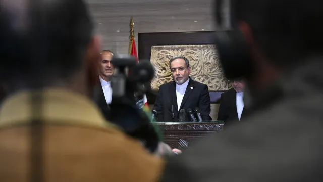 
                    Chefe da diplomacia fala com China, Paquistão e Japão antes de negociações
                