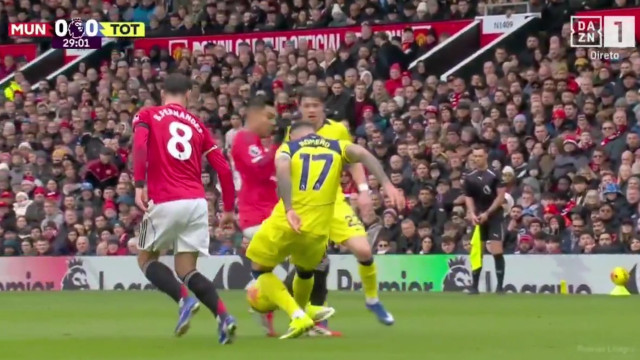 Dói só de ver. Romero foi expulso após entrada muito dura sobre Casemiro 