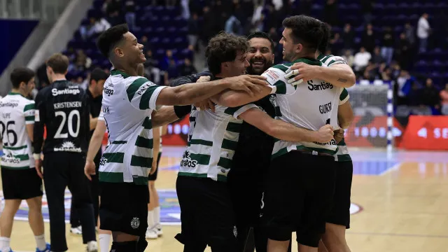 Sporting empata ante Aalborg e decide eliminatória na Dinamarca