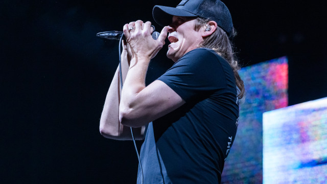Brad Arnold, vocalista da banda 3 Doors Down, morre aos 47 anos