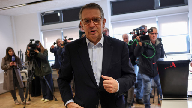 Seguro eleito Presidente com mais de três milhões dos votos