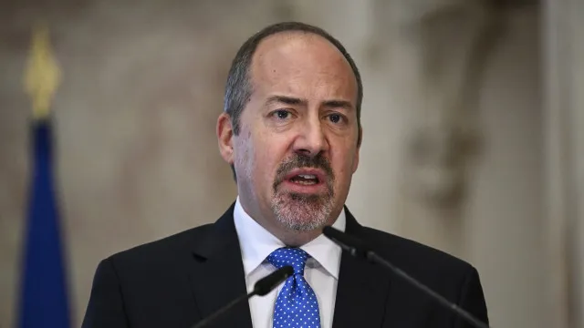 
                    AR chama governador do BdP para esclarecer compra de ações de empresas
                