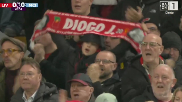 Não esquecem. A arrepiante homenagem de adeptos do Liverpool a Diogo Jota