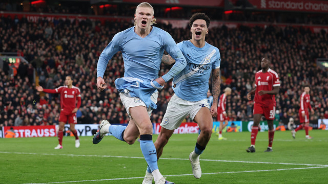 City bate Liverpool e mantém pressão ao Arsenal, em final de 'loucos'
