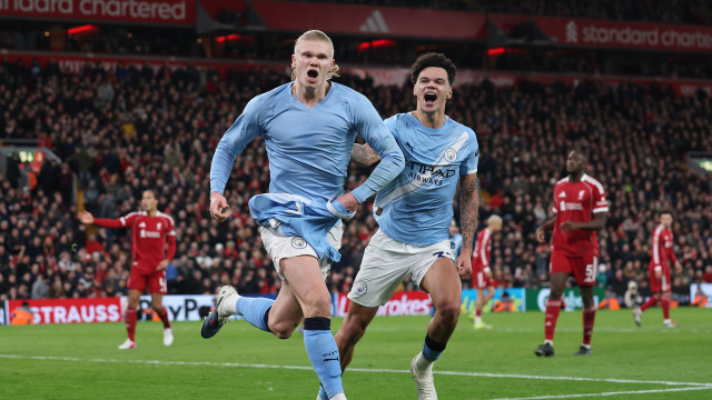 City bate Liverpool e mantém pressão ao Arsenal, em final de 'loucos'