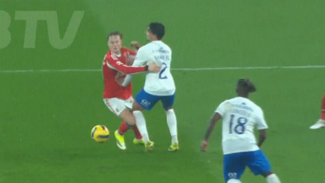 Benfica reclamou pénalti sobre Schjelderup na Luz após este lance