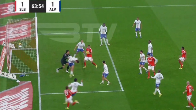 Luz ainda gritou, mas VAR anulou. A 'mão marota' de Pavlidis pelo Benfica