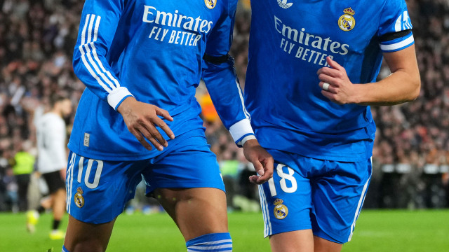 Carreras ajuda e Real Madrid mantém-se a um ponto do líder Barcelona