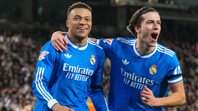 Carreras ajuda e Real Madrid mantém-se a um ponto do líder Barcelona