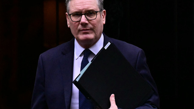 Starmer na 'corda bamba' após polémica que envolve Mandelson (e Epstein)