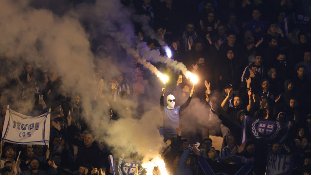 Adeptos lançaram tochas e Clássico FC Porto-Sporting esteve interrompido