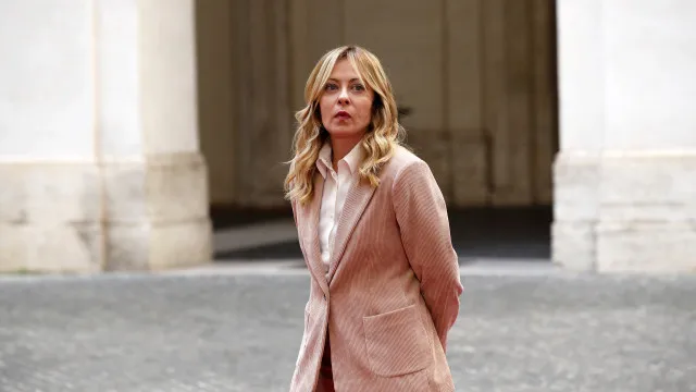 
                    Irão: Meloni assume como prioridade de Itália conter subida dos preços
                