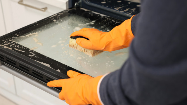 Como limpar a porta do forno com bicarbonato e vinagre