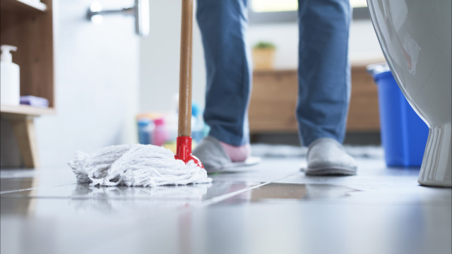 Como limpar o chão do WC e evitar cheiro a mofo