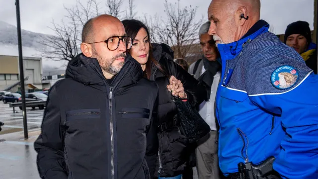 
                    Fogo em Crans-Montana: Ministério Público italiano investiga donos do bar
                