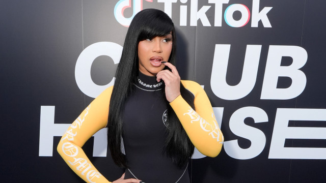 Cardi B cai enquanto dançava de forma sensual (e há vários vídeos)