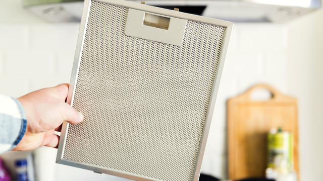 Como limpar os filtros do exaustor da cozinha (não é preciso esfregar)