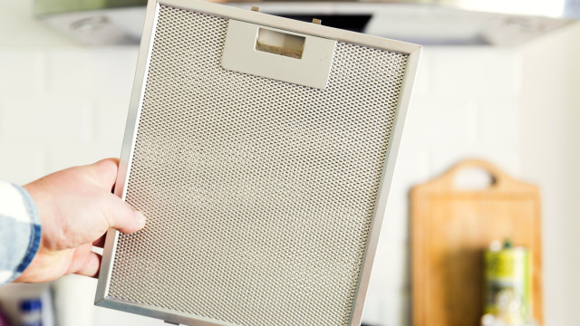 Como limpar os filtros do exaustor da cozinha (não é preciso esfregar)