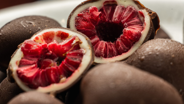 Fruta do amor! A receita rápida das framboesas recheadas de nutricionista