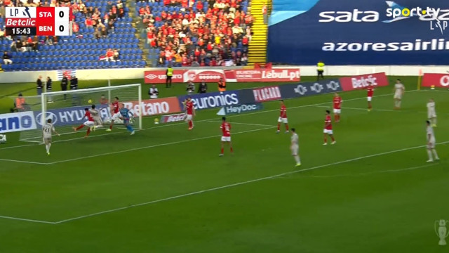 Tomás Araújo meteu a bola onde quis e Pavlidis fez o primeiro do Benfica