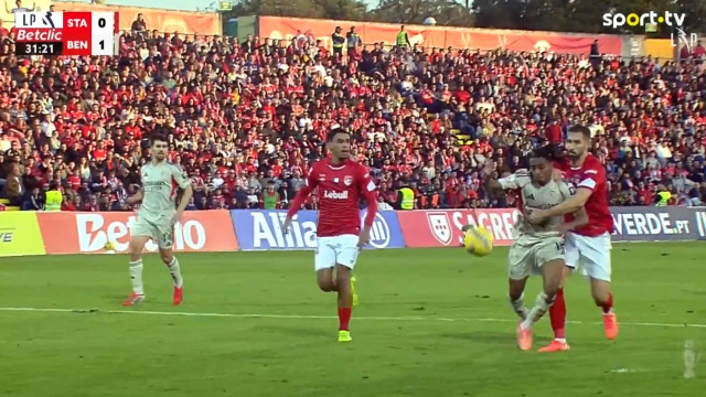 Decisão bem tomada? Barreiro caiu, mas não houve penálti para o Benfica