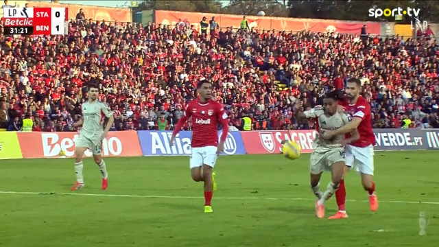 Decisão bem tomada? Barreiro caiu, mas não houve penálti para o Benfica