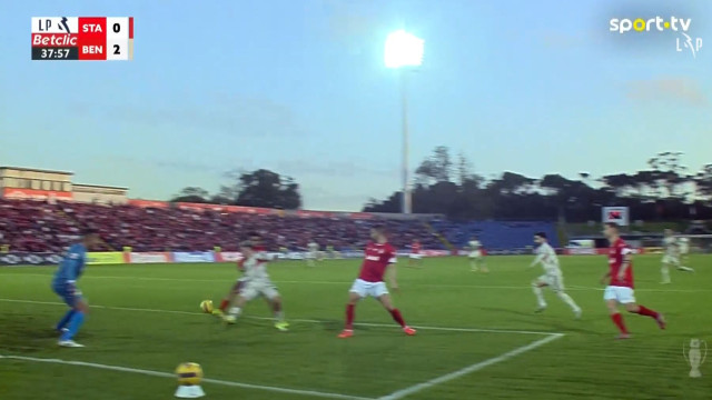 Pavlidis foi 'mágico' à solta e provocou autogolo no Santa Clara-Benfica