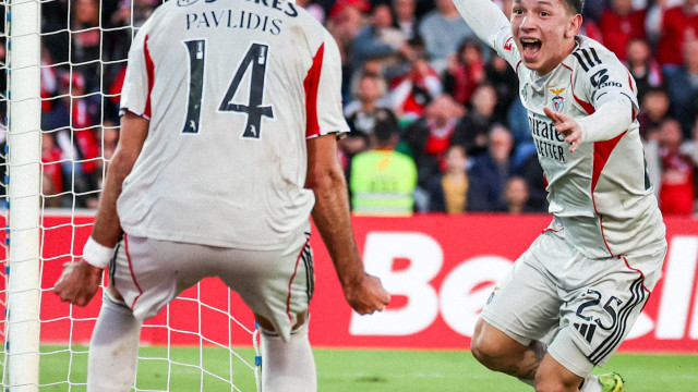 Benfica sobrevive a 'frango' de Trubin nos Açores e pressiona rivais
