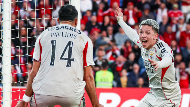 Benfica sobrevive a 'frango' de Trubin nos Açores e pressiona rivais