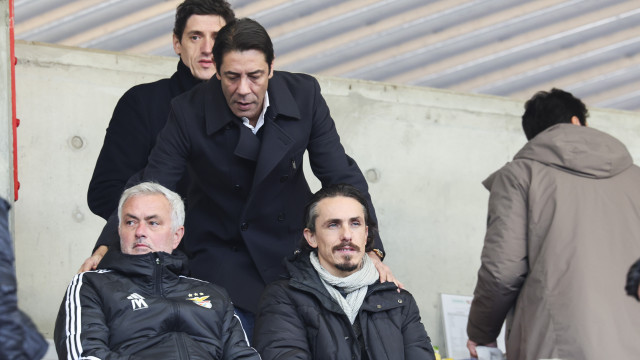 Jogo do Benfica B com presenças de peso na bancada (e muitos 'reforços')