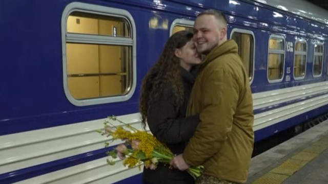 Soldado na linha da frente surpreende mulher em Kyiv no Dia dos Namorados