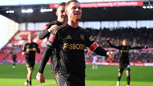 Fulham sofre com o Stoke. Wolves eliminam carrasco do Manchester United