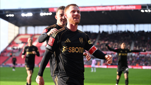 Fulham sofre com o Stoke. Wolves eliminam carrasco do Manchester United