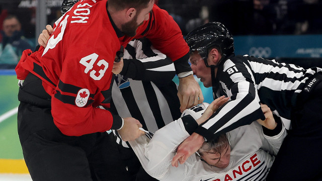 Jogadores brigam feio durante partida de hóquei no gelo; vídeo