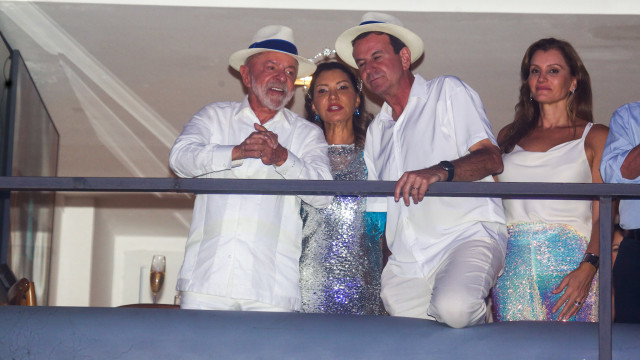 Lula é ovacionado na Sapucaí ao aparecer em camarote no Rio